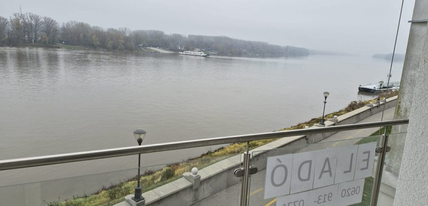 Dunaparti egyedi kialakítású lakás eladó