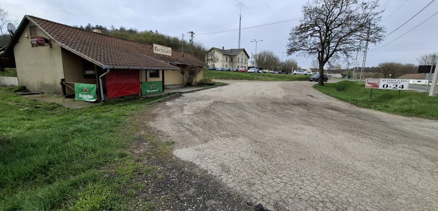 31-es főút mellett, vendéglátó egység, parkolóval, Mendén eladó!