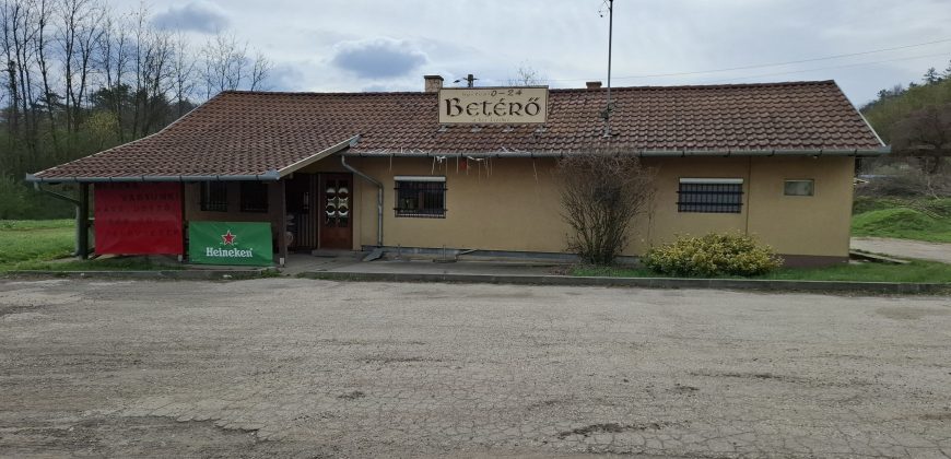 31-es főút mellett, vendéglátó egység, parkolóval, Mendén eladó!