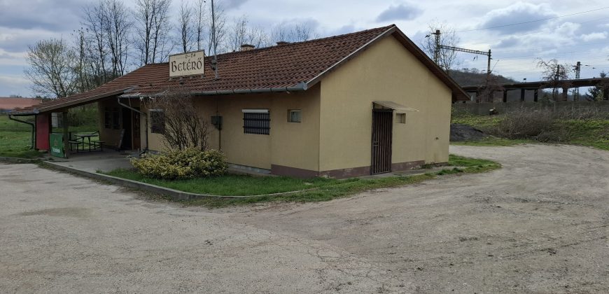 31-es főút mellett, vendéglátó egység, parkolóval, Mendén eladó!