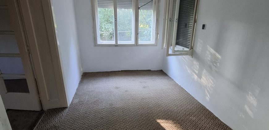 Felújítandó, 3 és fél szobás, családi ház, garázzsal, Úriban eladó!