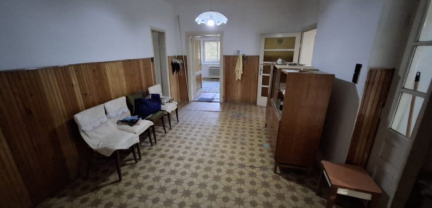 Felújítandó, 3 és fél szobás, családi ház, garázzsal, Úriban eladó!