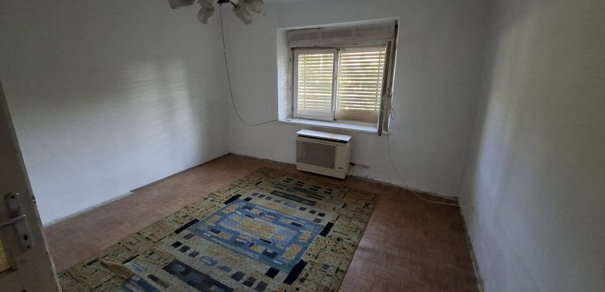 Felújítandó, 3 és fél szobás, családi ház, garázzsal, Úriban eladó!