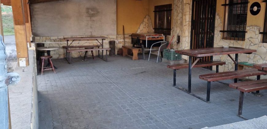 31-es főút mellett, vendéglátó egység, parkolóval, Mendén eladó!