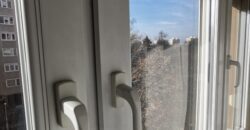 Kecskemét Széchenyivárosban NYÍLÁSZÁRÓCSERÉLT, FŰTÉSKORSZERŰSÍTETT, 2 szobás lakás