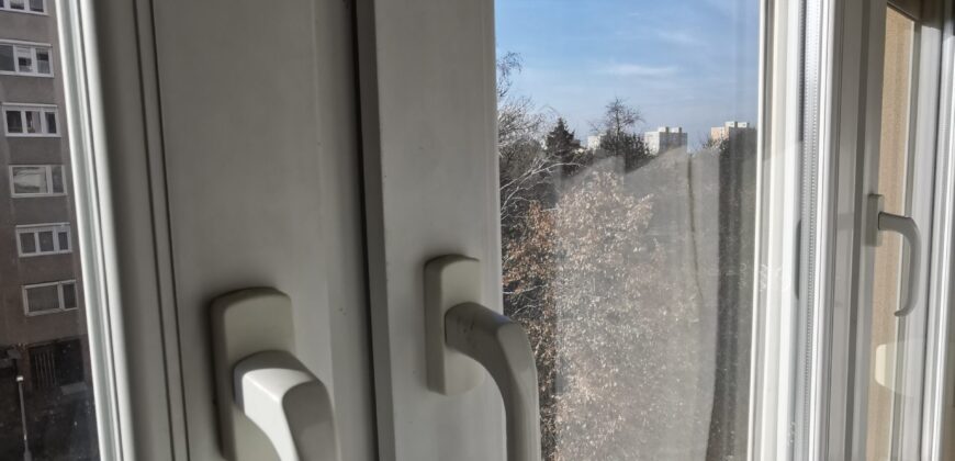 Kecskemét Széchenyivárosban NYÍLÁSZÁRÓCSERÉLT, FŰTÉSKORSZERŰSÍTETT, 2 szobás lakás