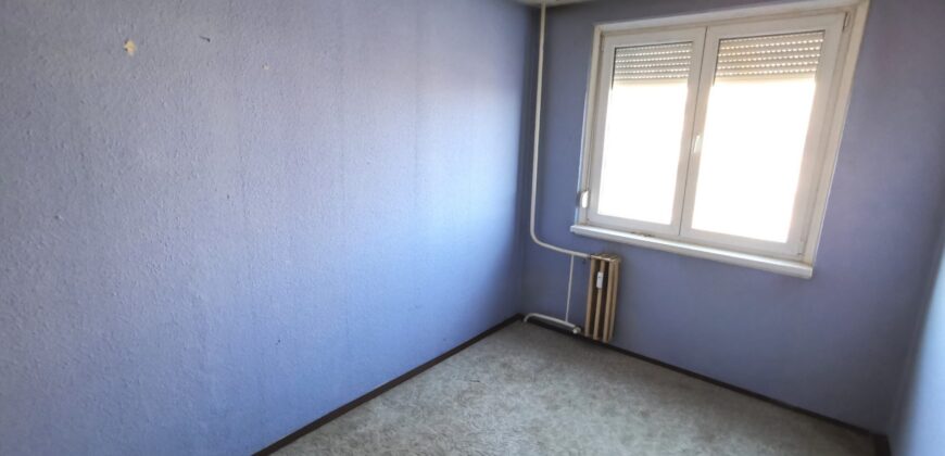 Kecskemét Széchenyivárosban NYÍLÁSZÁRÓCSERÉLT, FŰTÉSKORSZERŰSÍTETT, 2 szobás lakás