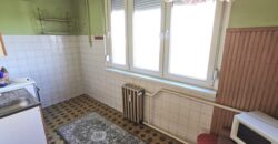 Kecskemét Széchenyivárosban NYÍLÁSZÁRÓCSERÉLT, FŰTÉSKORSZERŰSÍTETT, 2 szobás lakás