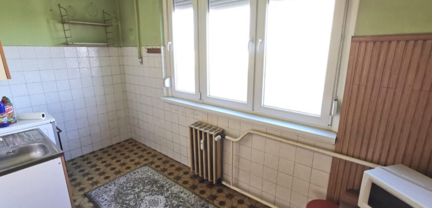 Kecskemét Széchenyivárosban NYÍLÁSZÁRÓCSERÉLT, FŰTÉSKORSZERŰSÍTETT, 2 szobás lakás