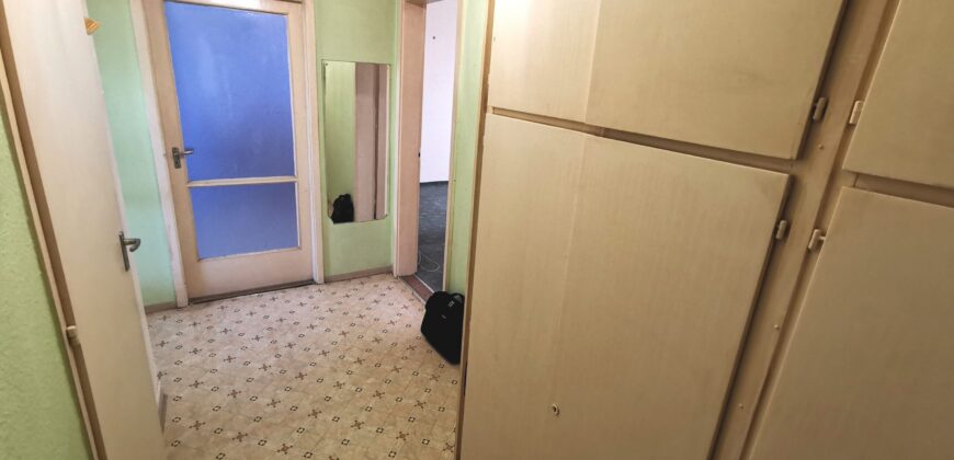 Kecskemét Széchenyivárosban NYÍLÁSZÁRÓCSERÉLT, FŰTÉSKORSZERŰSÍTETT, 2 szobás lakás